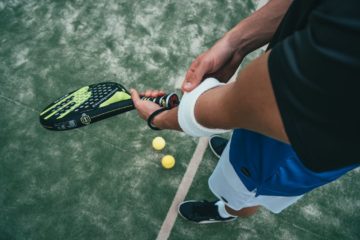 jugador de pádel con raqueta y bolas