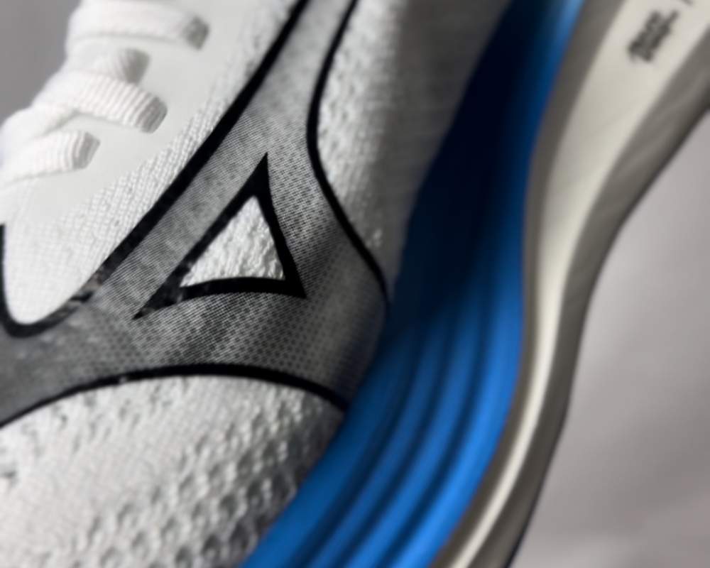 imagen de unas zapatillas running calidad precio de mizuno