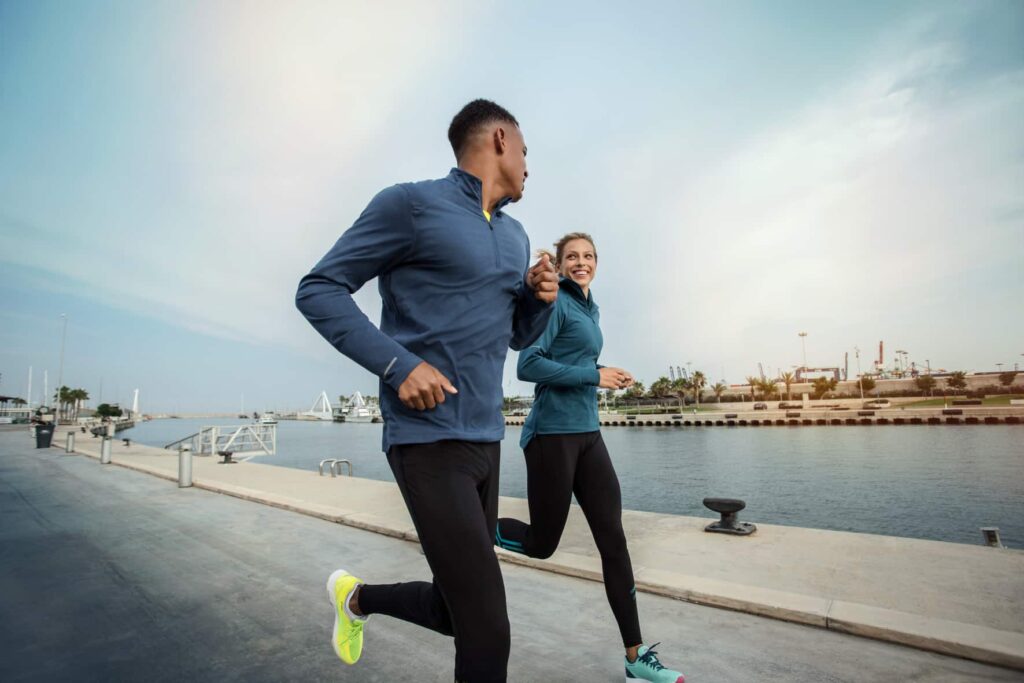 personas realizando un entrenamiento de correr.