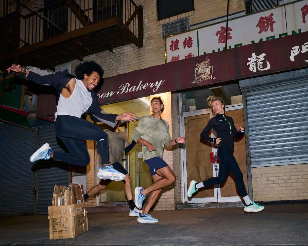 personas corriendo con las nuevas zapatillas de running hoka bondi 9