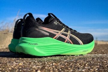 asics-gel-kayano-32-con-un-fondo-depejado