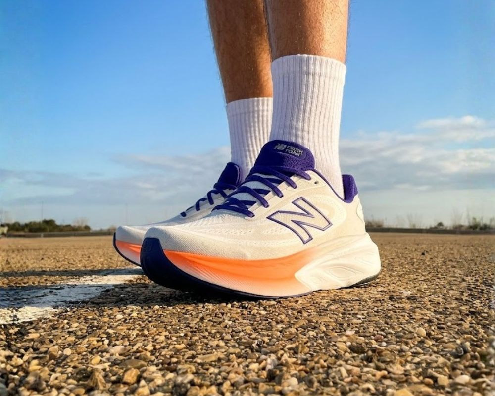 Modelo posando con las New Balance More v6, una de las mejores zapatillas para andar en 2026