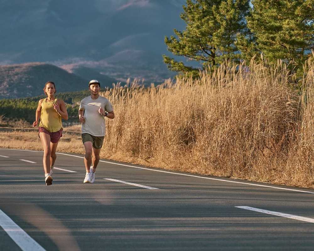 mujer y hombre corriendo con zapatillas running para largas distancias