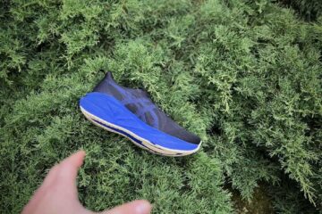 nuevo color de las asics novablast en 2026 posada en un seta mientras una mano la intenta coger