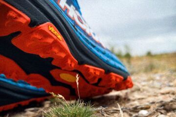 zapatillas-de-trail-running-sobre-terreno-seco-con-tierra-y-piedras