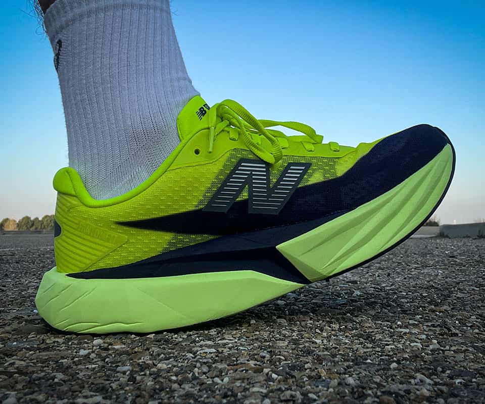 runner probando la durabilidad de la mediasuela de las new balance rebel v5 amarillas
