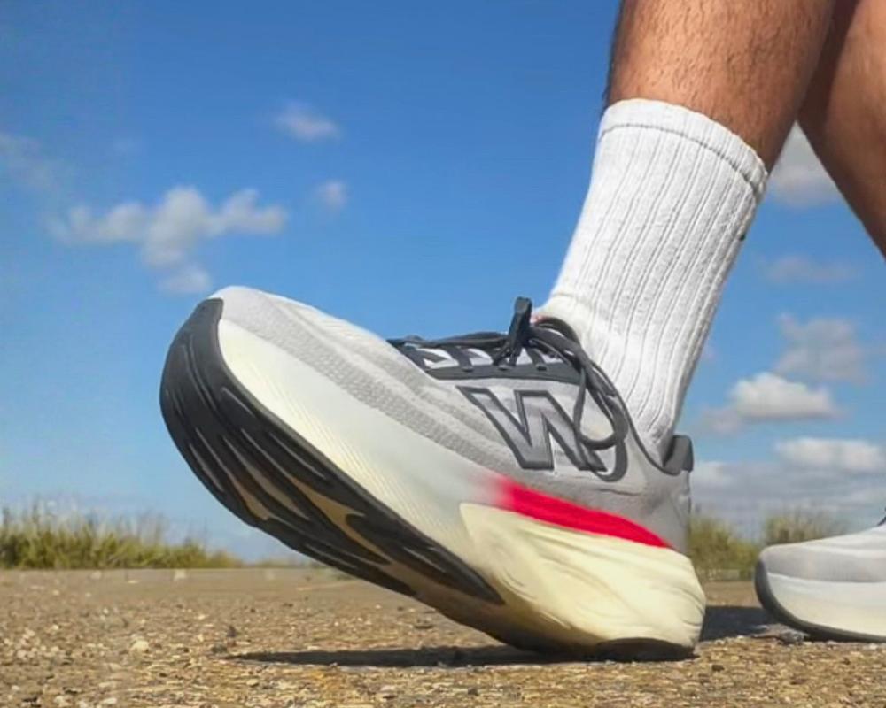 runner probando unas zapatillas buenas para fascitis plantar en 2026