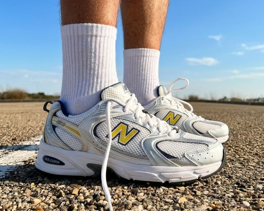 Modelo posando con una de las mejores zapatillas retro running 2026