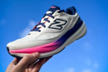 new balance 1080 v15 sostenida por una mano